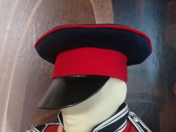 Verschiedene militärische Mützen