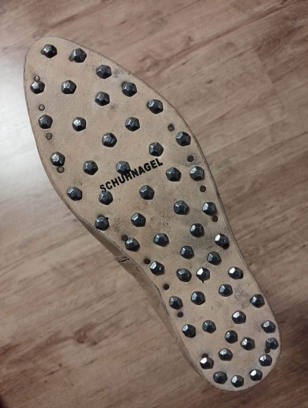 Genagelte Schuhe